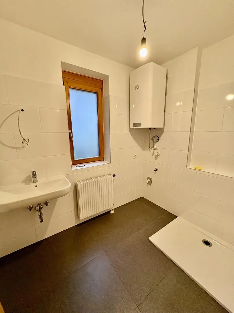 Badezimmer - Duschglaswand, wird noch geliefert