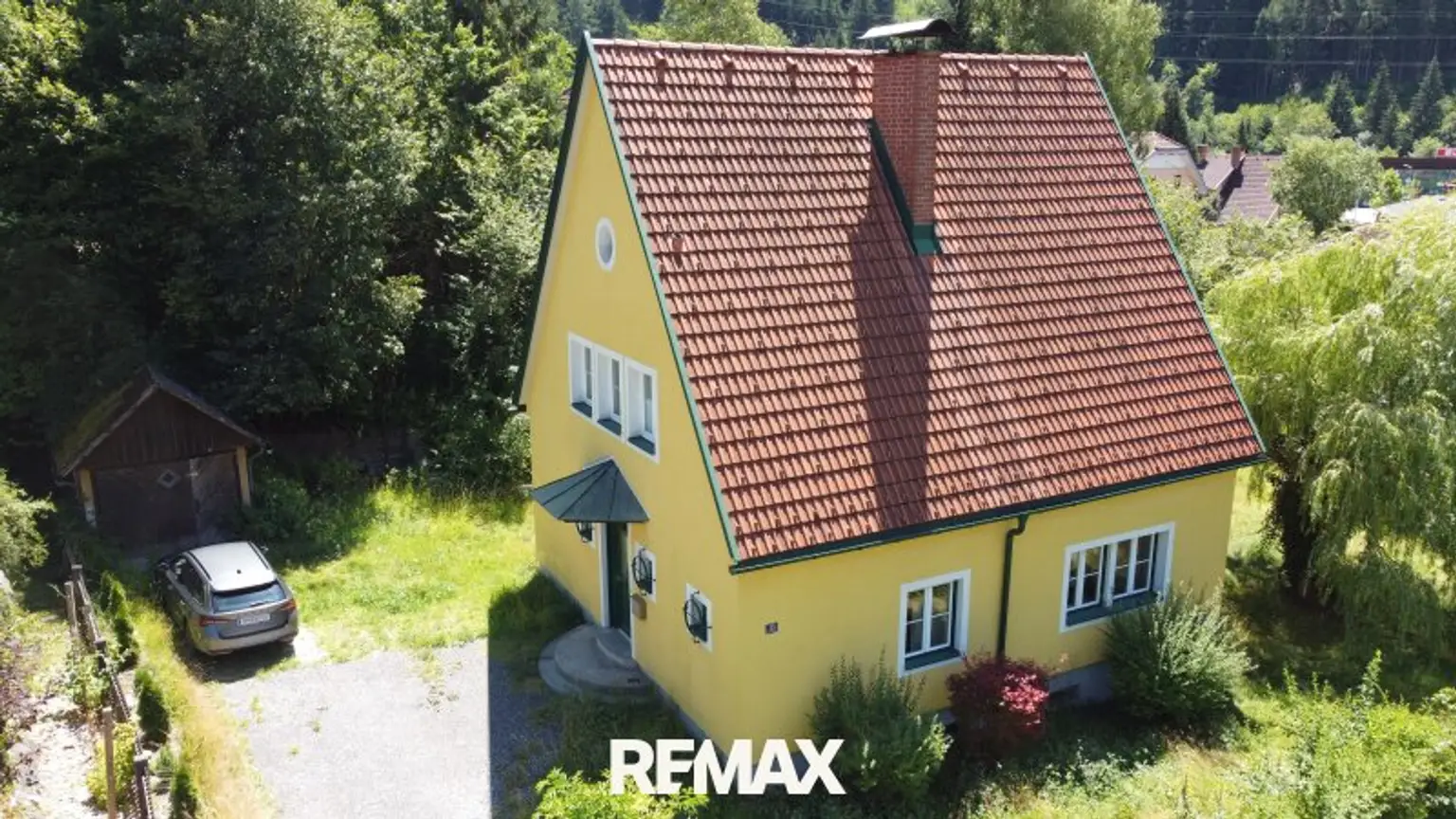 Eingebettet in ein sonniges Grundstück