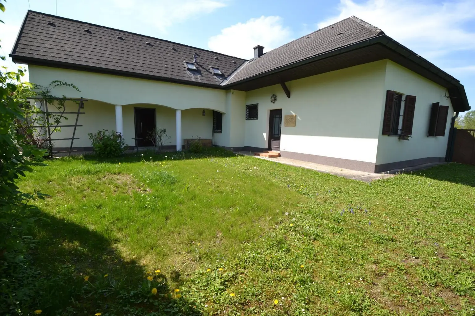 Eingangsbereich mit Arkadengang