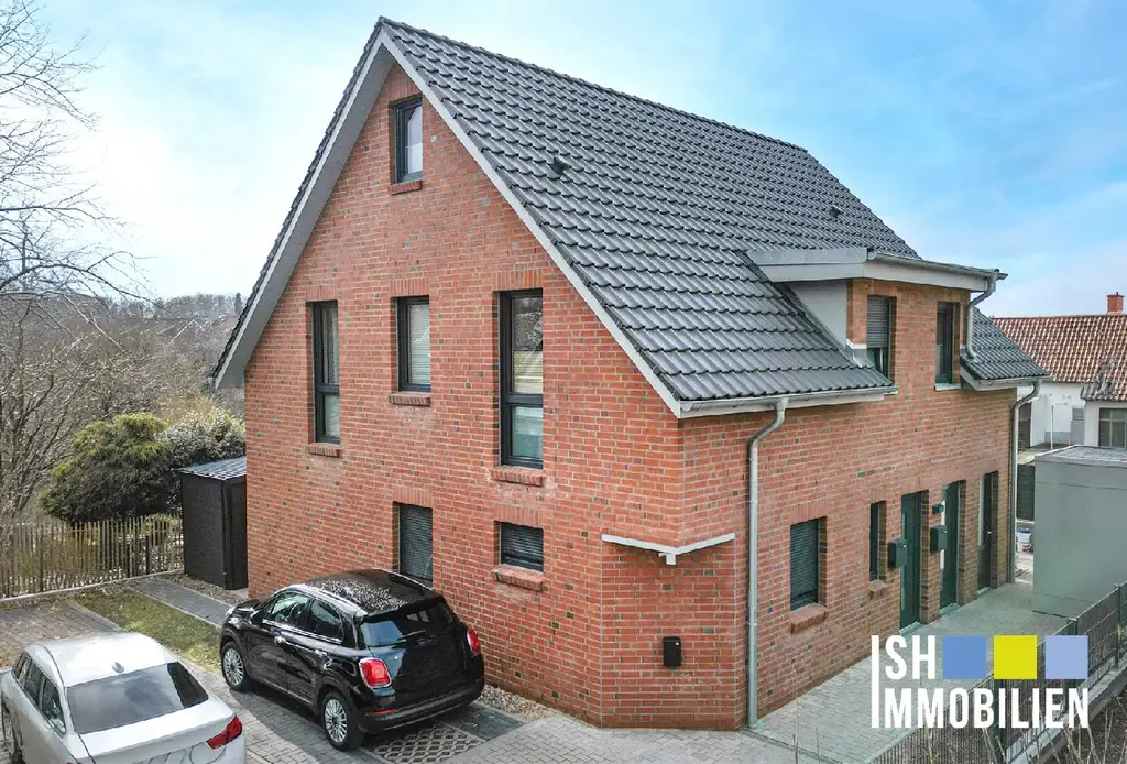 Stade: Junge und moderne Eigentumswohnung im ansprechenden Doppelhaushälften-Charakter