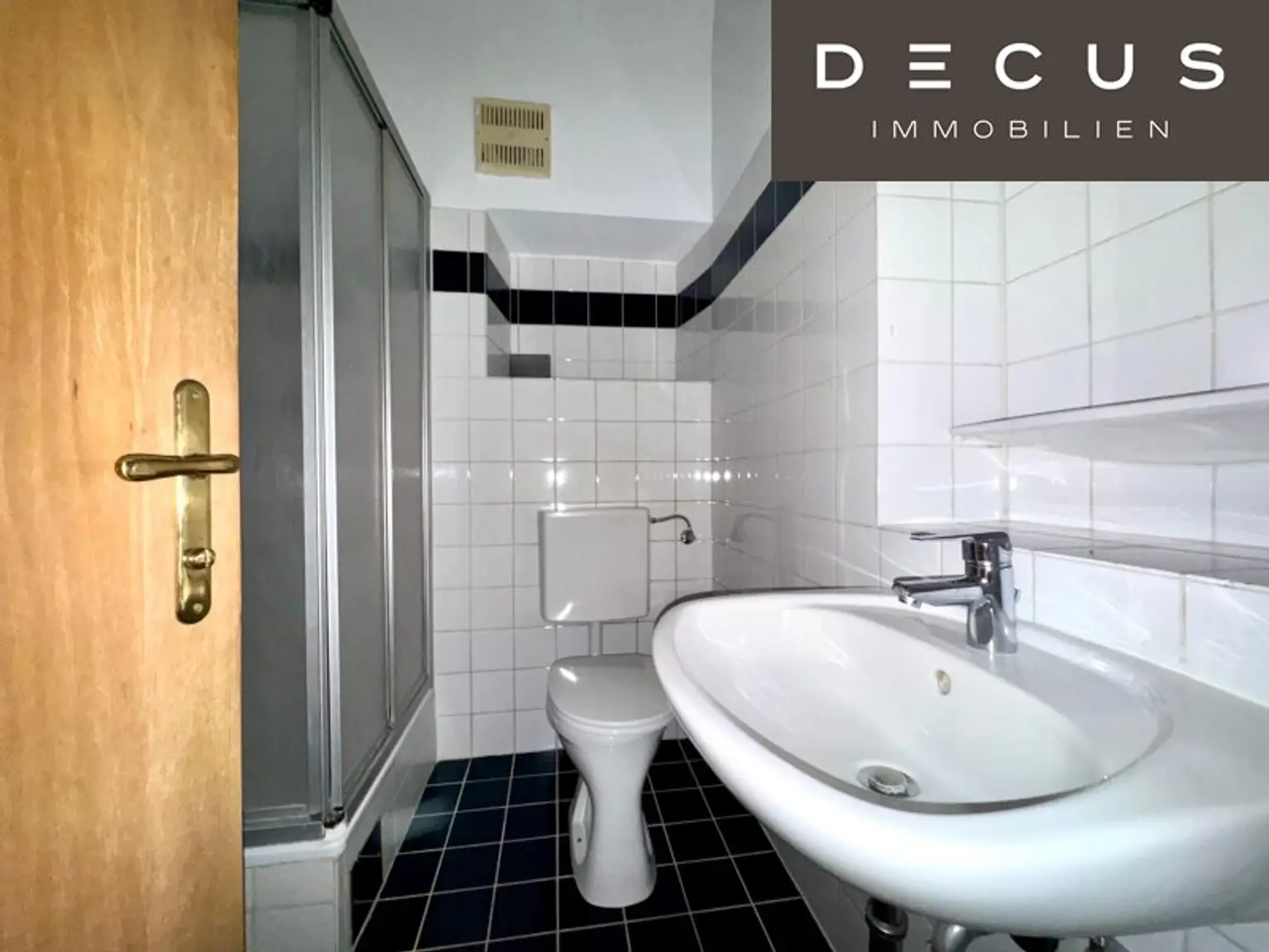 | CHARMANTE 2-ZIMMER-WOHNUNG MIT SONNIGEM BALKON | GRÜN- & SCHLOSSBERGBLICK | ca. 44,1m² | 2.OG | IDEALE LAGE