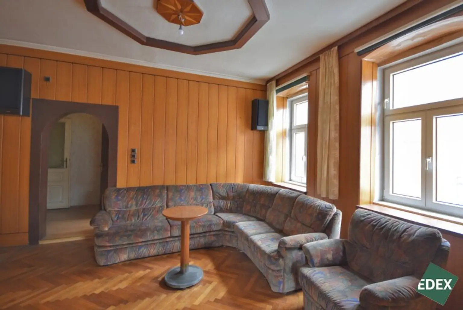 Sanierungsbedürftige 4-Zimmer-Altbauwohnung mit viel Charme