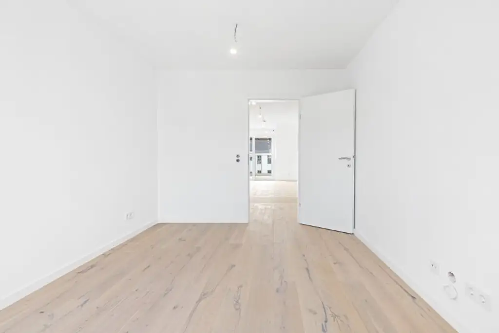 HERRLICHE DACHGESCHOSSWOHNUNG MIT BALKON UND FAN COIL KÜHLUNG