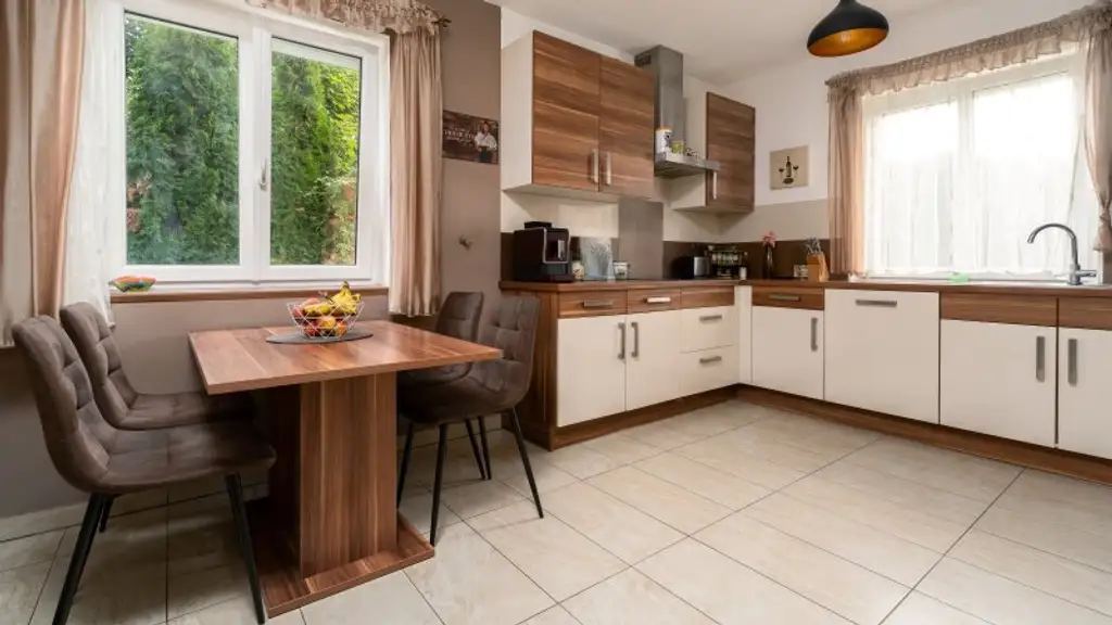 ! "take your bags and move in" ! 4,5 Zimmer, Terrasse, Garage & Pool! Grünruhelage!