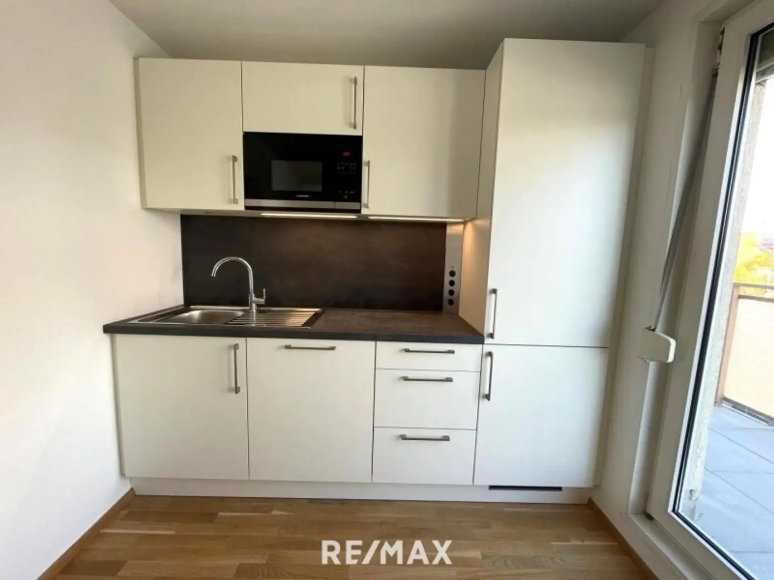 Erstbezug DG-Wohnung, 2 Terrassen, ruhig gelegen, Garage möglich.