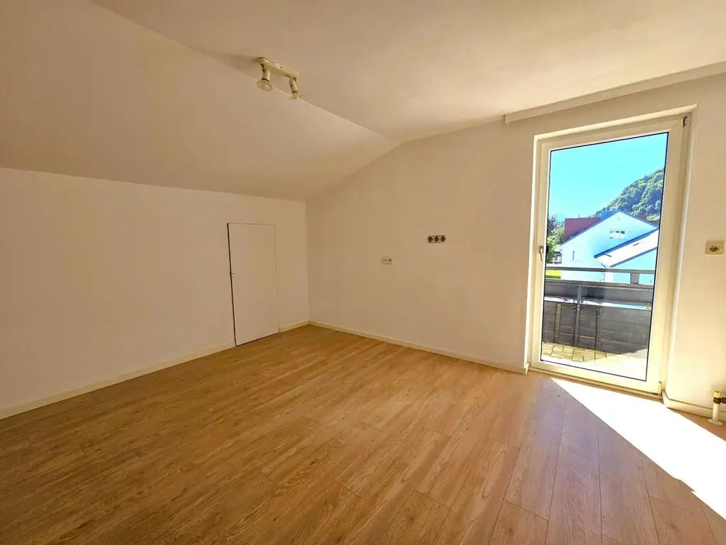 Helle 3-Zimmer-Mietwohnung in zentraler Lage von Pinsdorf mit Balkon & Gebirgsblick