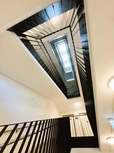 Allgemeines Stiegenhaus mit Lift