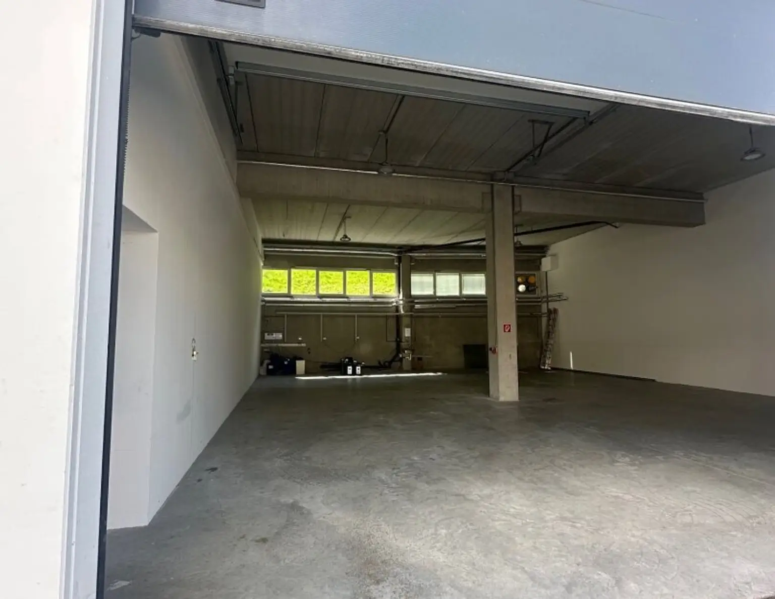 202 m2 beheizbare Halle mit Rolltor | Hallein