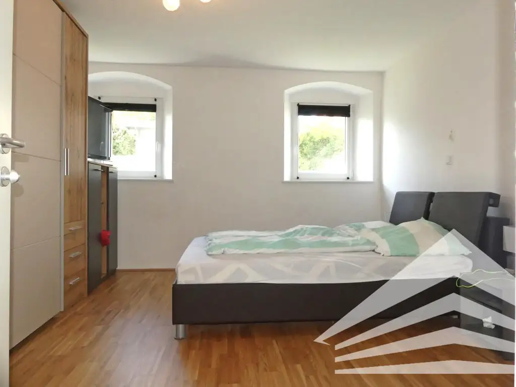 Hochwertig renovierte 2 Zimmerwohnung mit Küche & Privatgarten in Thening zu mieten