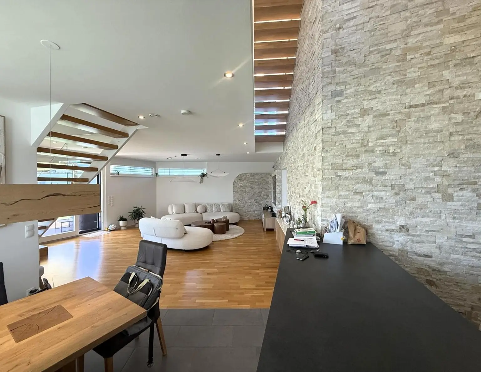 Ultramoderne Arch.-Villa Stahlbeton-Bauweise im neuen Villenviertel // Ultra-modern architect-designed villa Reinforced concrete construction //