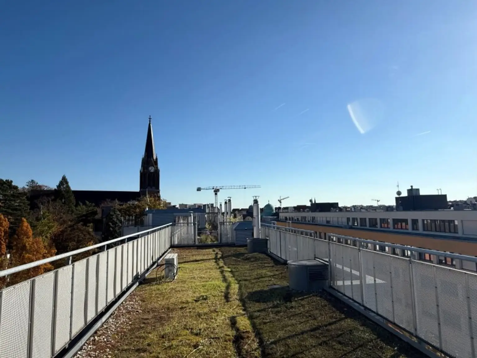 Erfüllen Sie sich ihren DG-Traum - 1 Gartenterrasse mit ca. 100 m² + 5 zusätzliche Terrassen mit gesamt ca. 50 m² + 1 Garagenplatz im Eigentum