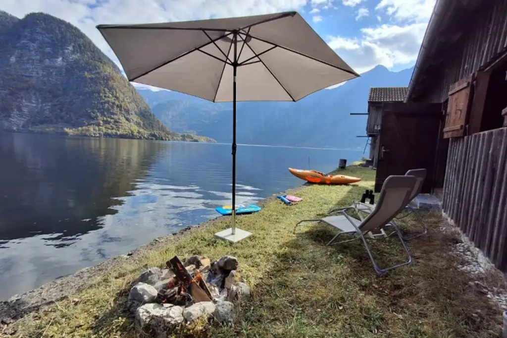 Einzigartig: Hütte und Badeplatz direkt am Hallstättersee.