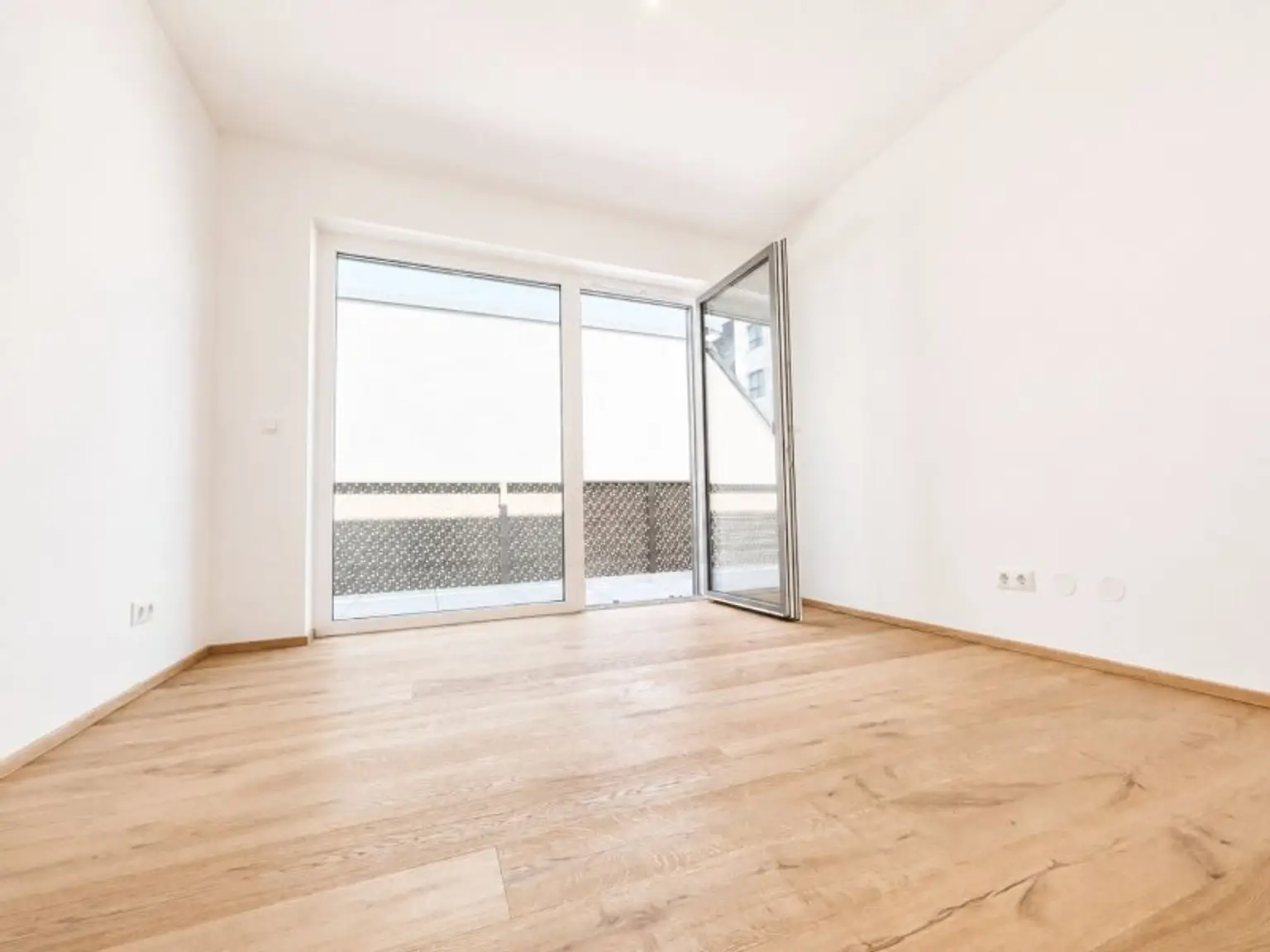 hofseitiges Zimmer mit Balkonzugang