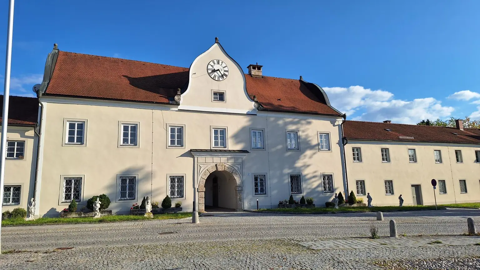 2-Zimmer Wohnung mit Eigengarten im denkmalgeschützen Vorderhaus Stift Gleink zu vermieten