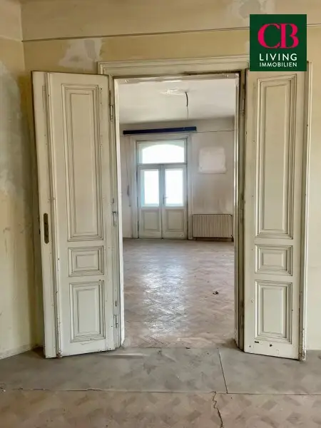 Sanierungsbedürftige Wohnung in einem klassischen Jahrhundertwendehaus