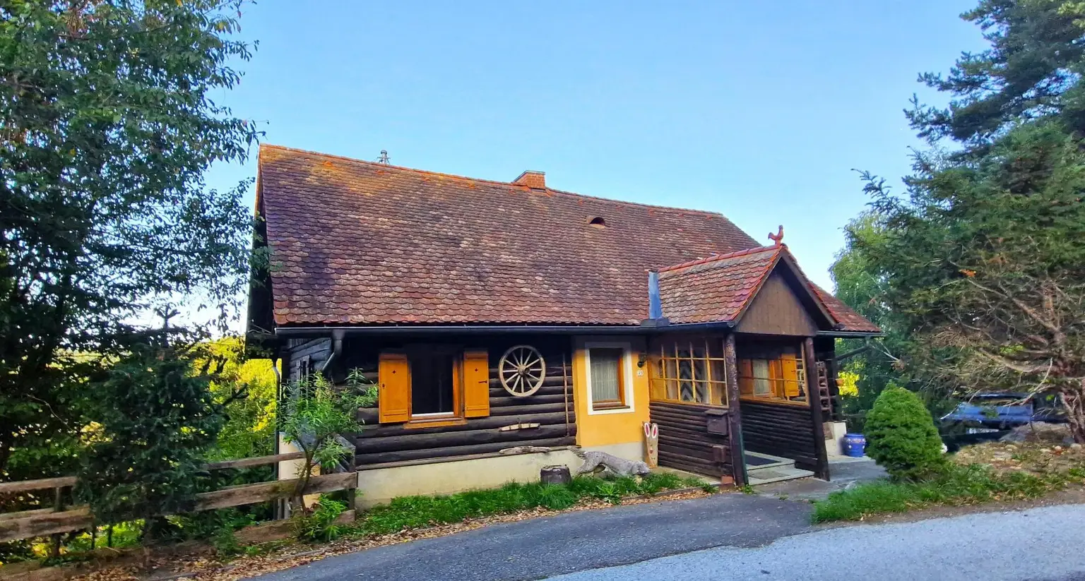 Tradition trifft Natur – Blockbau-Landhaus mit Sanierungsbedarf