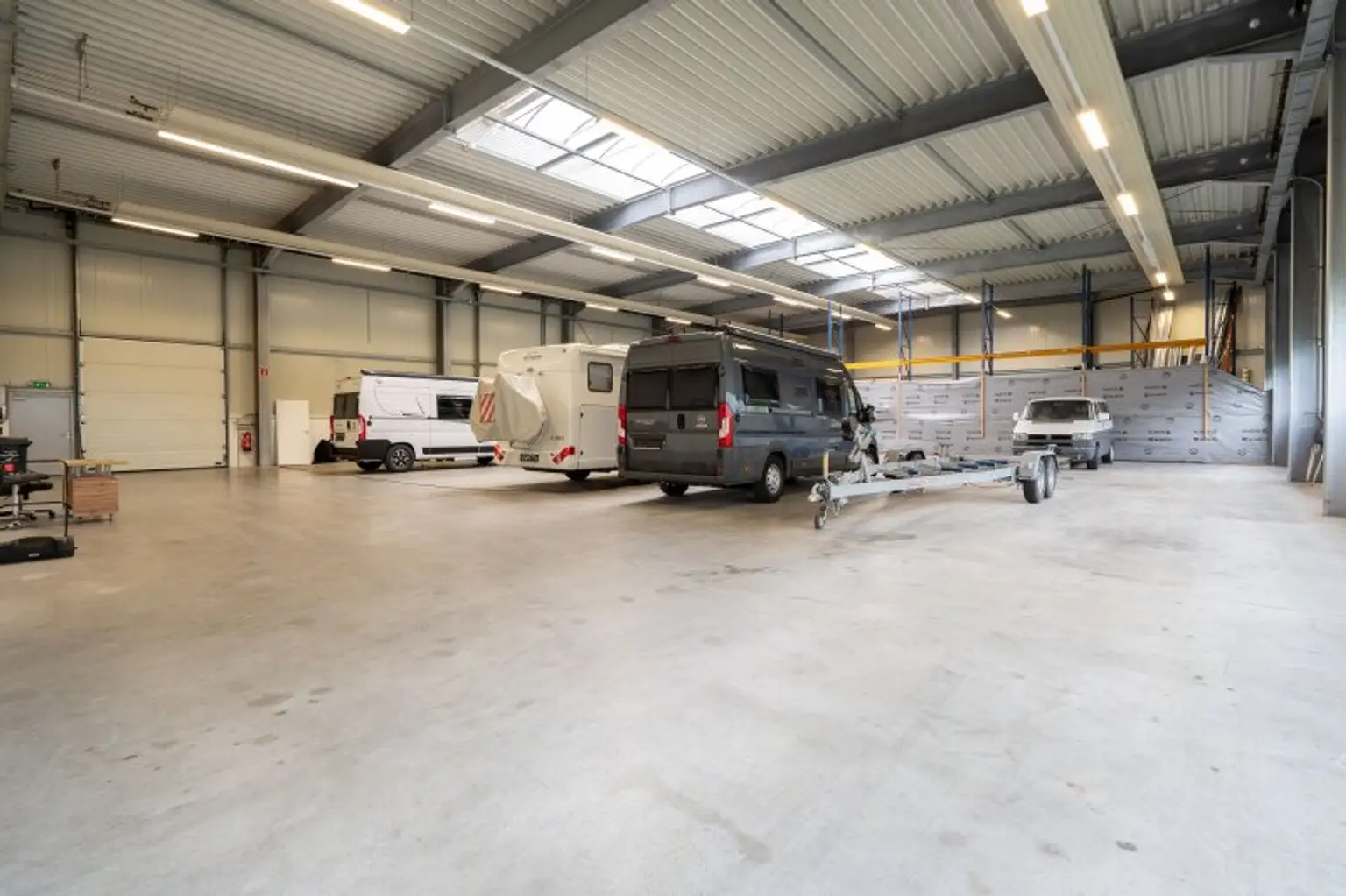 Moderne Gewerbehalle mit Büroflächen in Pinsdorf zu mieten!