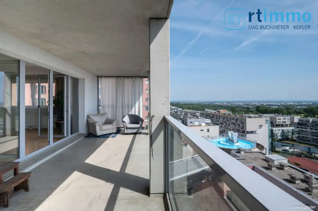 Himmelblau überall, 104m² mit über 23m² Freifläche auf 3,5 Zimmern. Atemberaubender Ausblick soweit das Auge reicht!