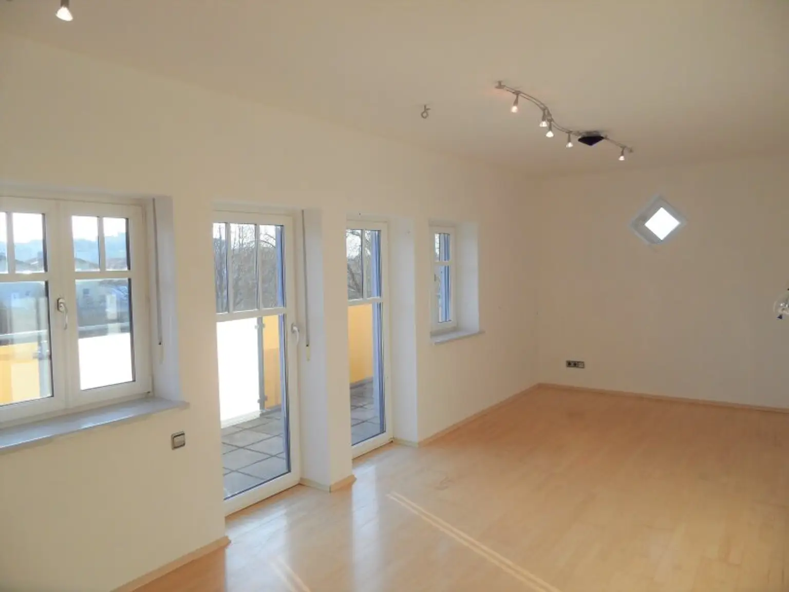 >> MIETHAUS mit 6 ZIMMER, DOPPELGARAGE, KELLER und EIGENGARTEN, am ORTSRAND!