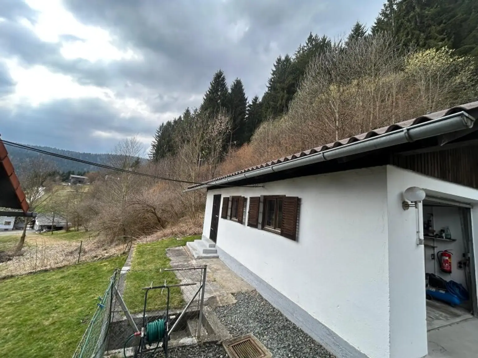 2776 m² Grund + Charmantes Einfamilienhaus im Sonnigen  Himmelberg mit Garten, + Garage & Werkstatt für 199.000 €