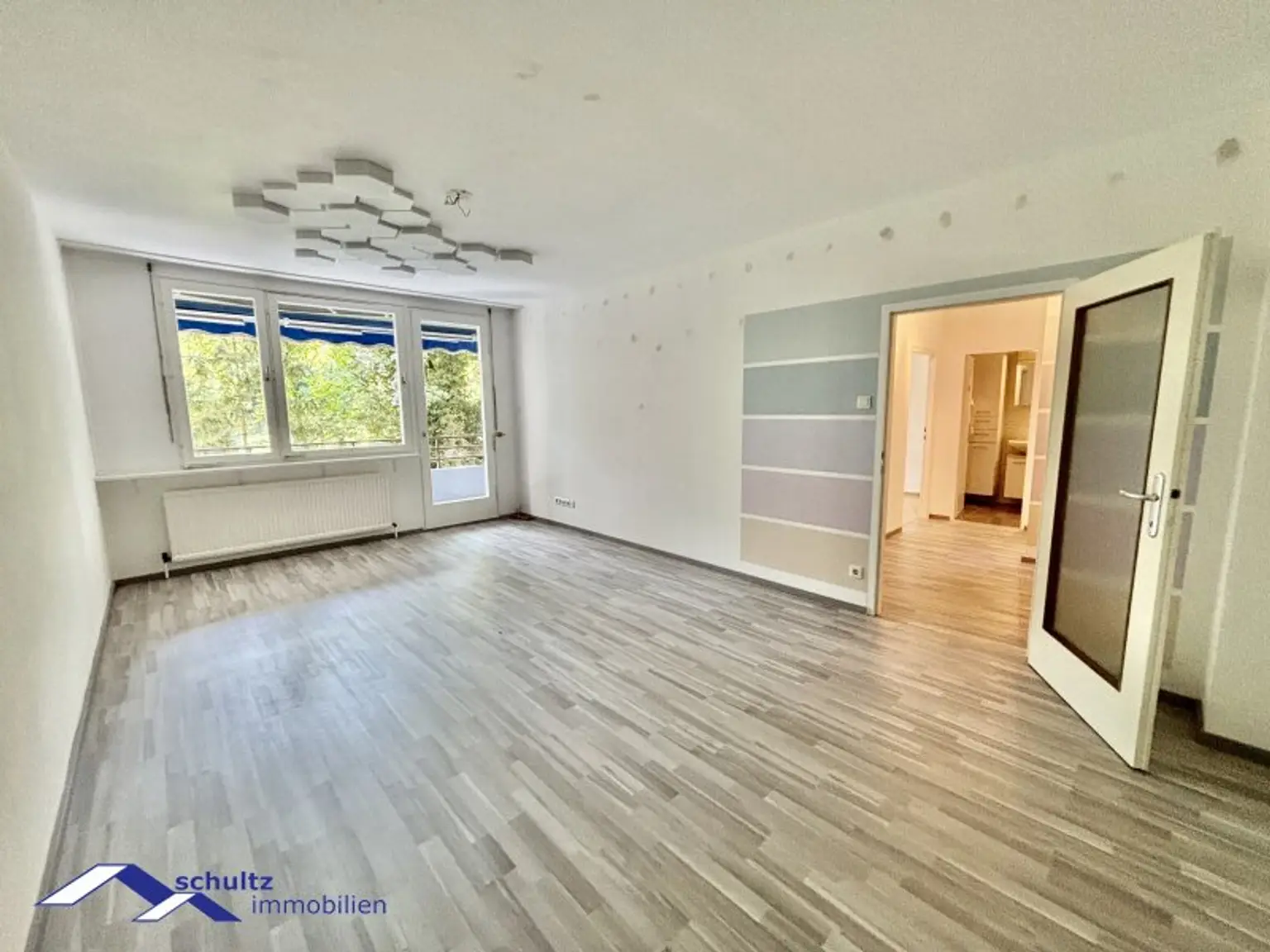 SCHULTZ IMMOBILIEN - Charmante 2-Zimmer-Wohnung in Baden! Ruhelage!  Balkon und Garage!