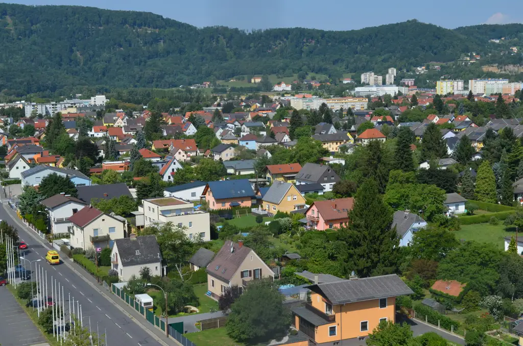 Sanierte 4-Zimmer-Wohnung mit 2 Balkonen und traumhaftem Blick über Graz inkl. Stellplatz