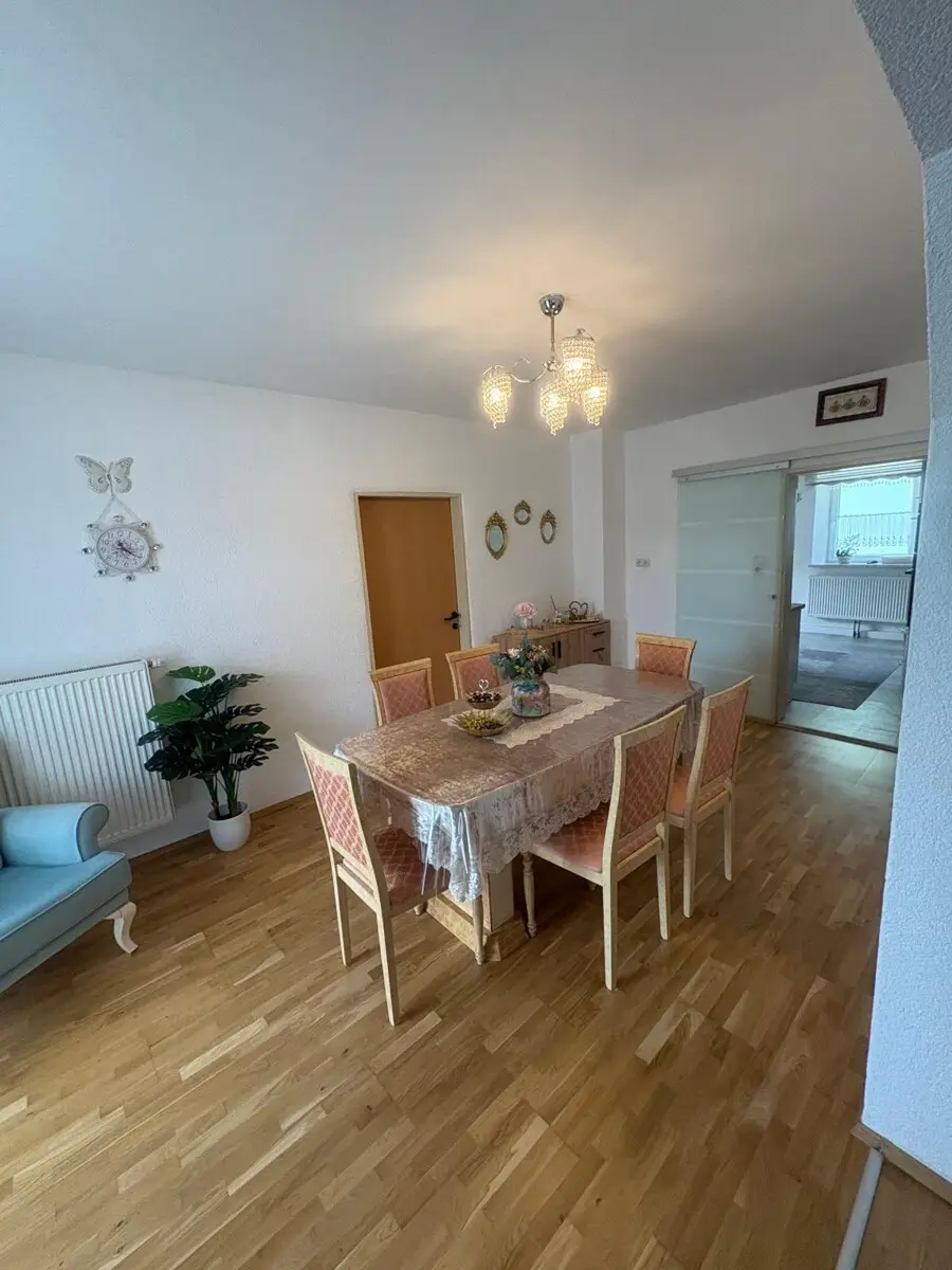 Wunderschönes Zweifamilienhaus mit großzügigem Garten und erstklassiger Ausstattung