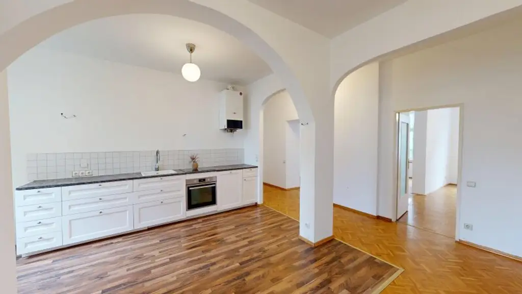 Lage Lage Lage - 99 m² Wohnung mit Potenzial & 4 Zimmern Nähe Kutschkermarkt