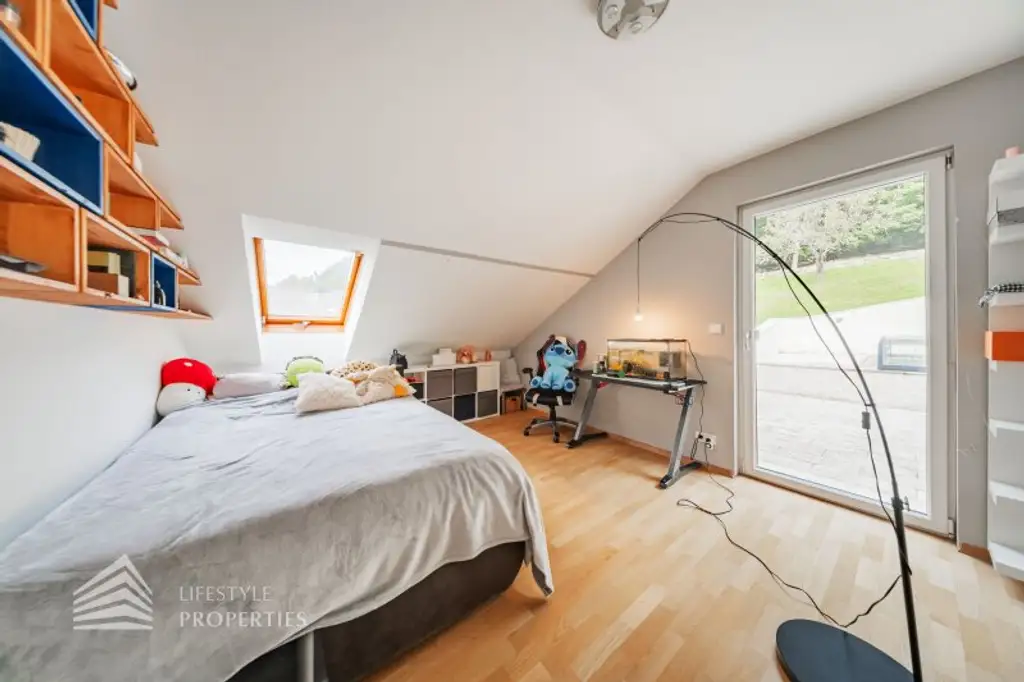 Luxuriöse Villa im Wienerwald – Beheizter Salzwasserpool, Gartenparadies & Premium-Parkmöglichkeiten