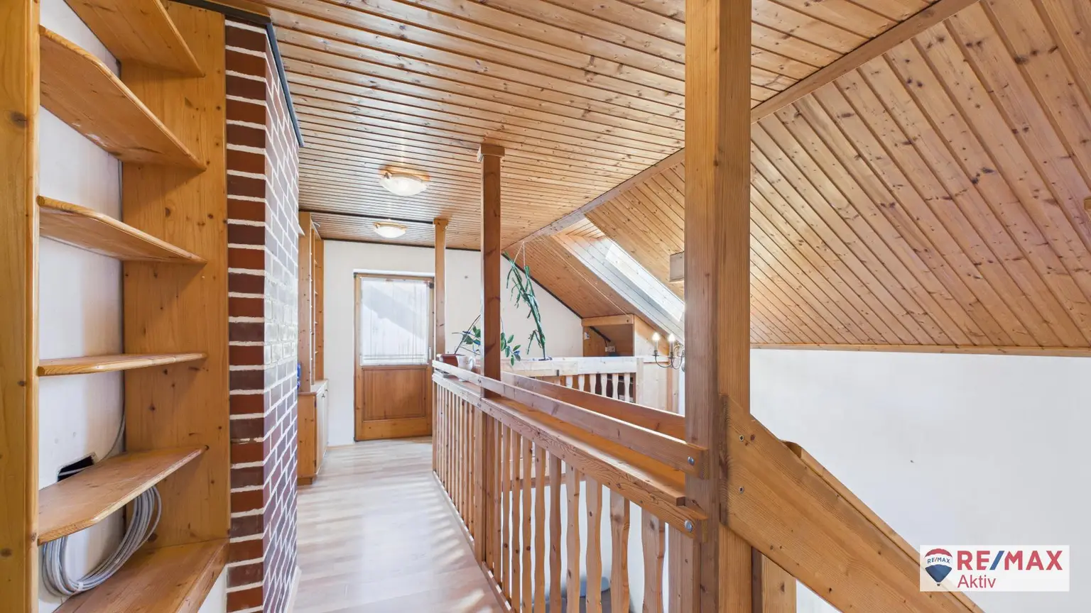 Rustikaler Charme trifft moderne Technik – Einfamilienhaus mit Galerie in Toplage Strasshof