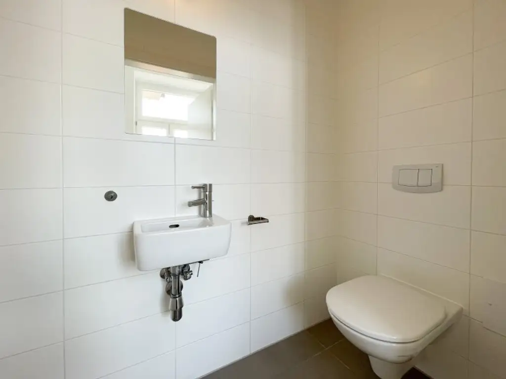 ALTBAUWOHNUNG MIT HOFSEITIGEM BALKON: 3 Zimmer inkl. Küche im 3. Liftstock
