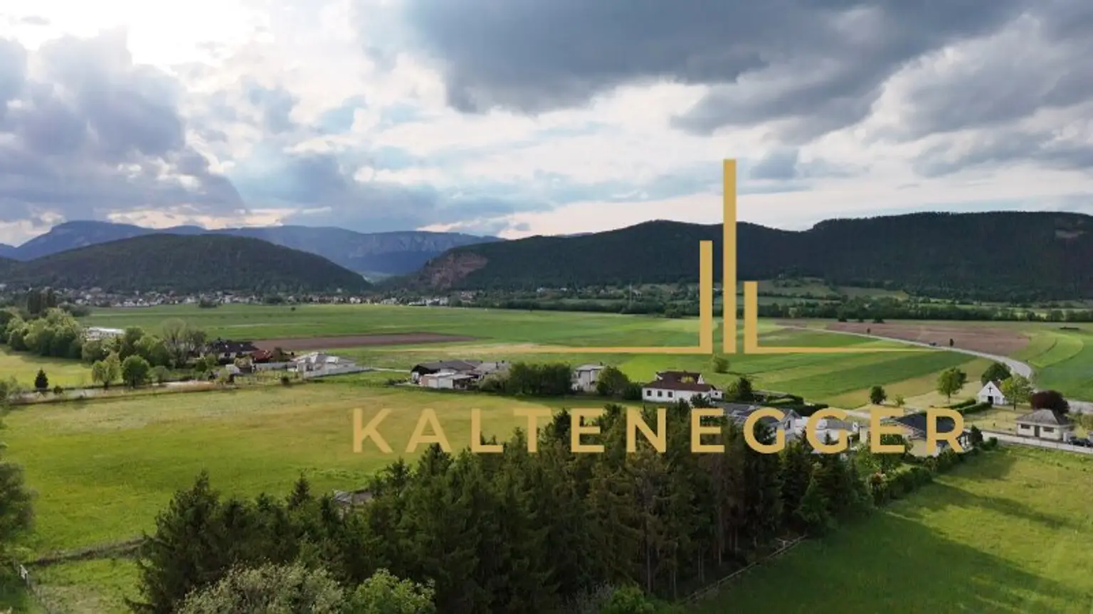 eine wunderschöne Aussicht auf die Landschaft rundherum