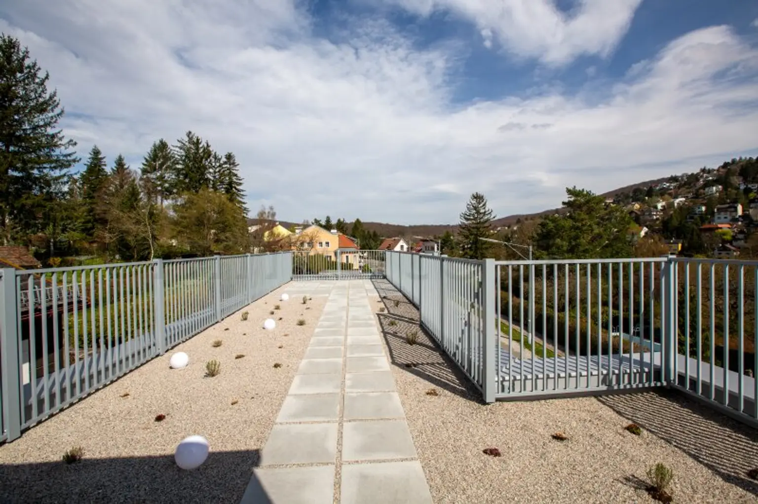 Lichtdurchflutete Architektenvilla mit Fernblick am Fuße des Wolfersbergs