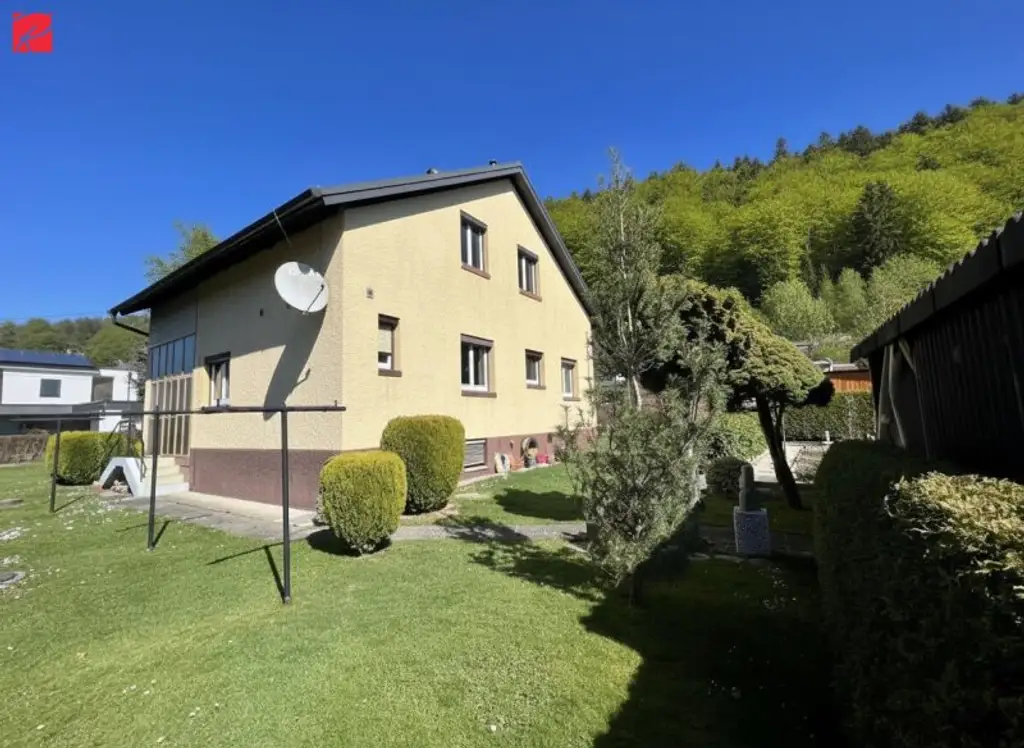 Einfamilienhaus: Großer Garten, Tiefgarage & zwei Carports!