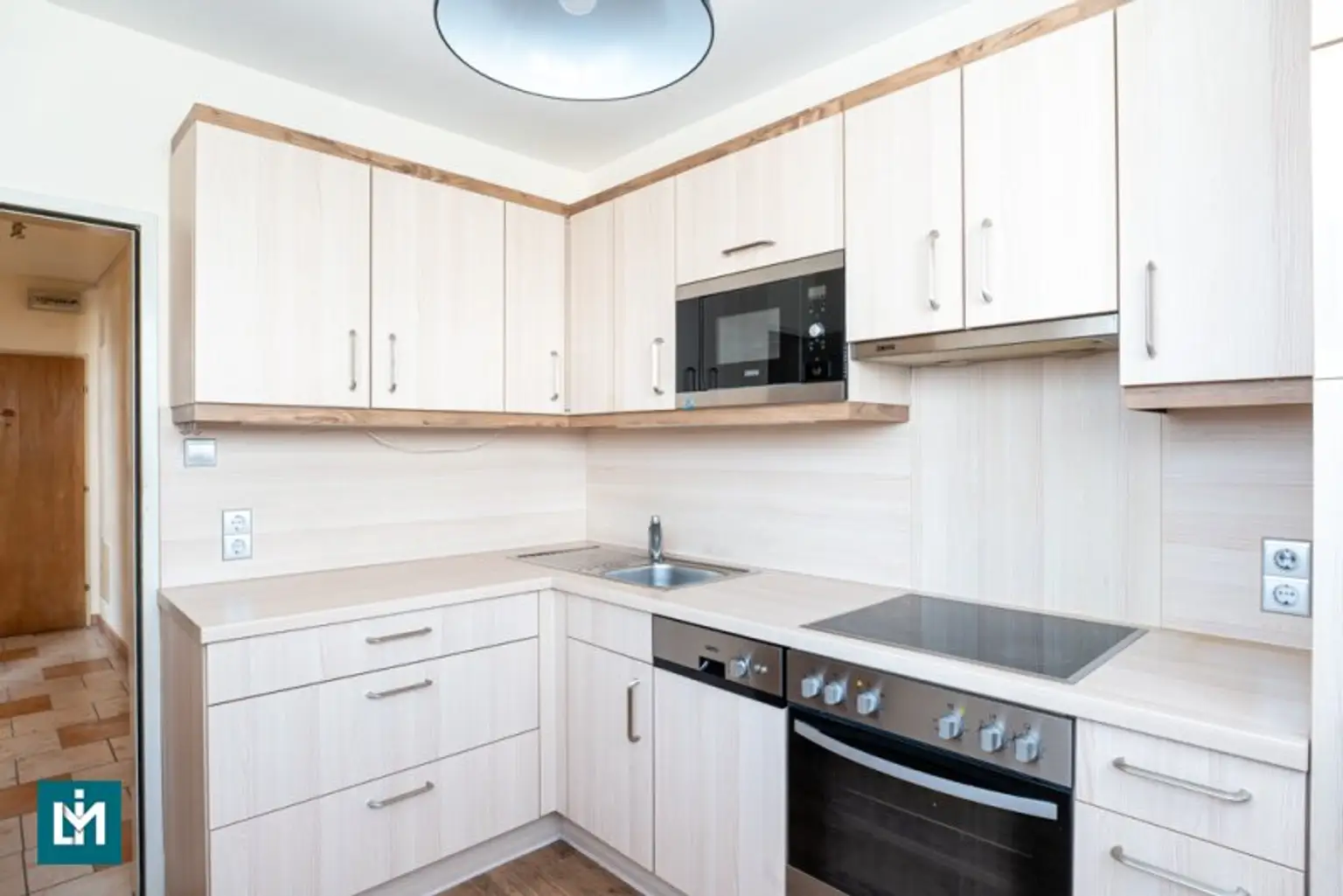 RENOVIERUNGSBEDÜRFTIGE 3 - ZIMMER WOHNUNG / NÄHE EINKAUFSZENTRUM RIVERSIDE