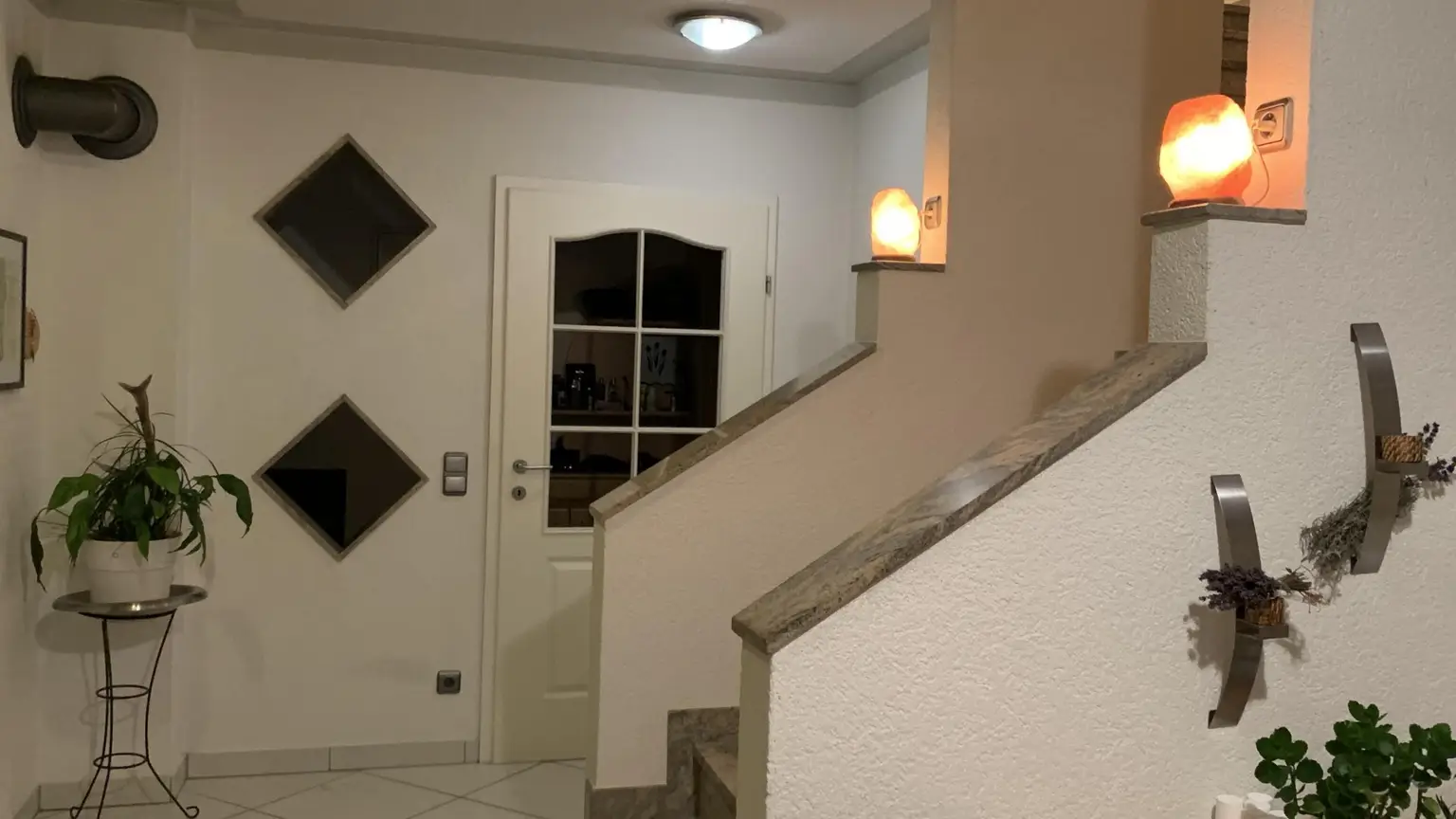 Diele mit Stiege ins Obergeschoss