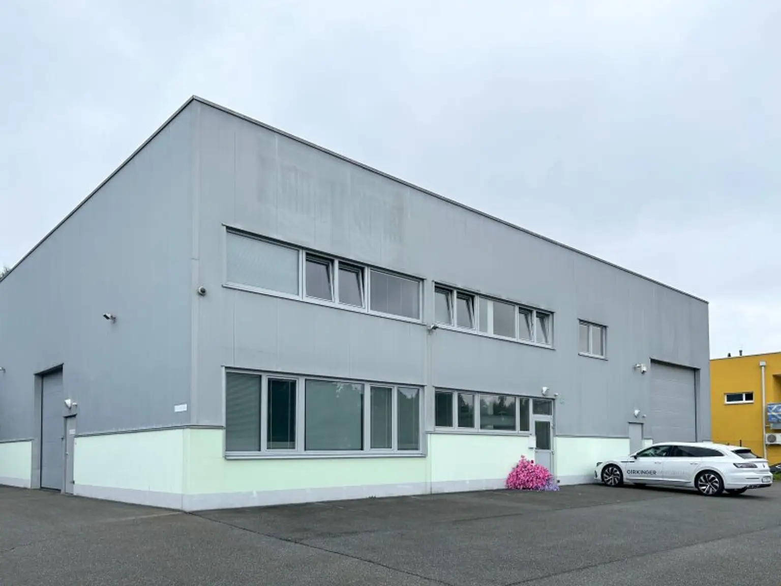 Komfortables Obergeschoss-Büro mit Küche und guter Anbindung in Pinsdorf zu mieten!