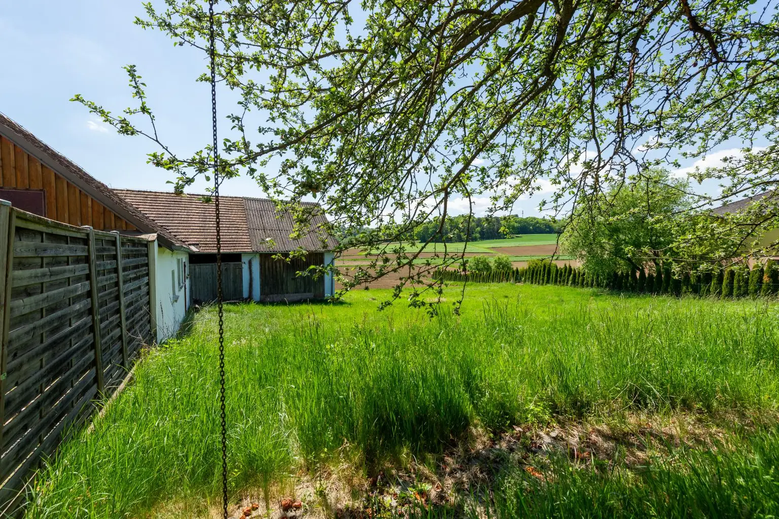 Einfamilienhaus mit großem Grundstück und Nebengebäuden