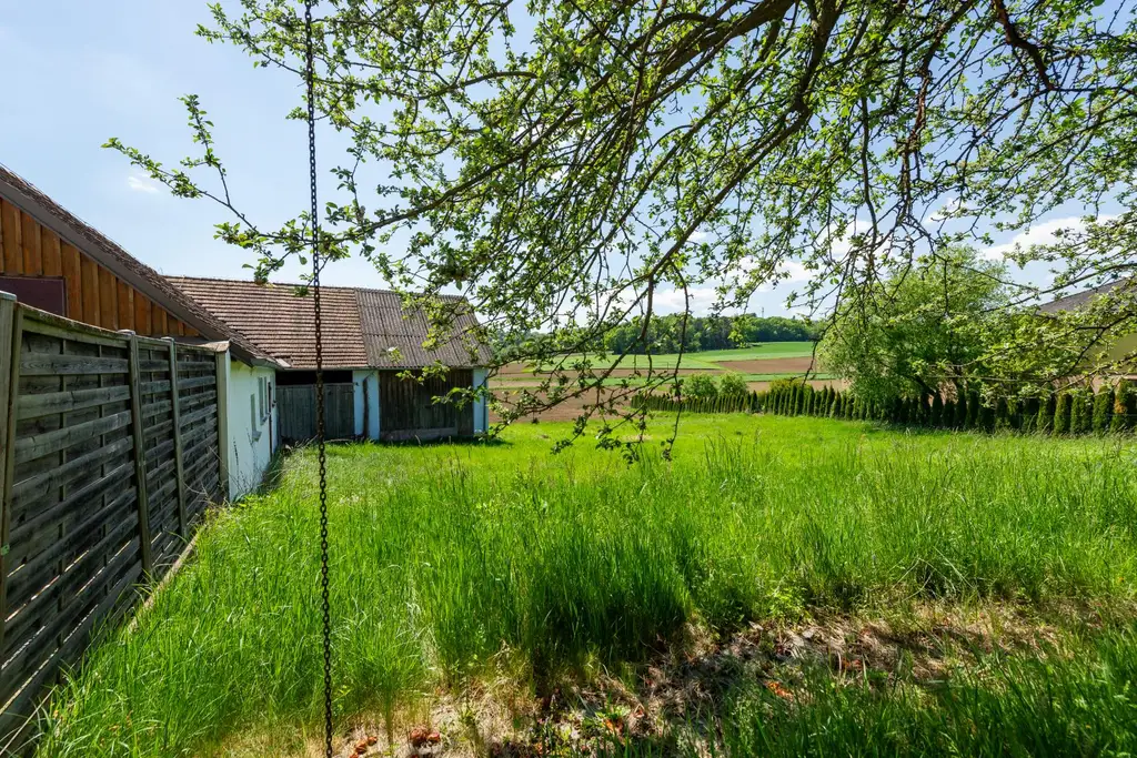 Einfamilienhaus mit großem Grundstück und Nebengebäuden