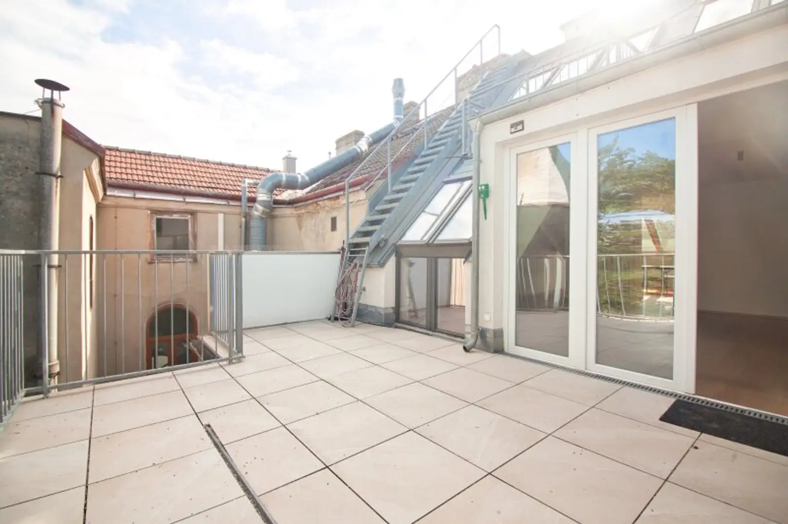 Helle, großzügige Maisonette-Wohnung mit 2 Bädern | ~ 20 m² große, private Terrasse direkt auf Wohnebene | Nahe Elterleinplatz