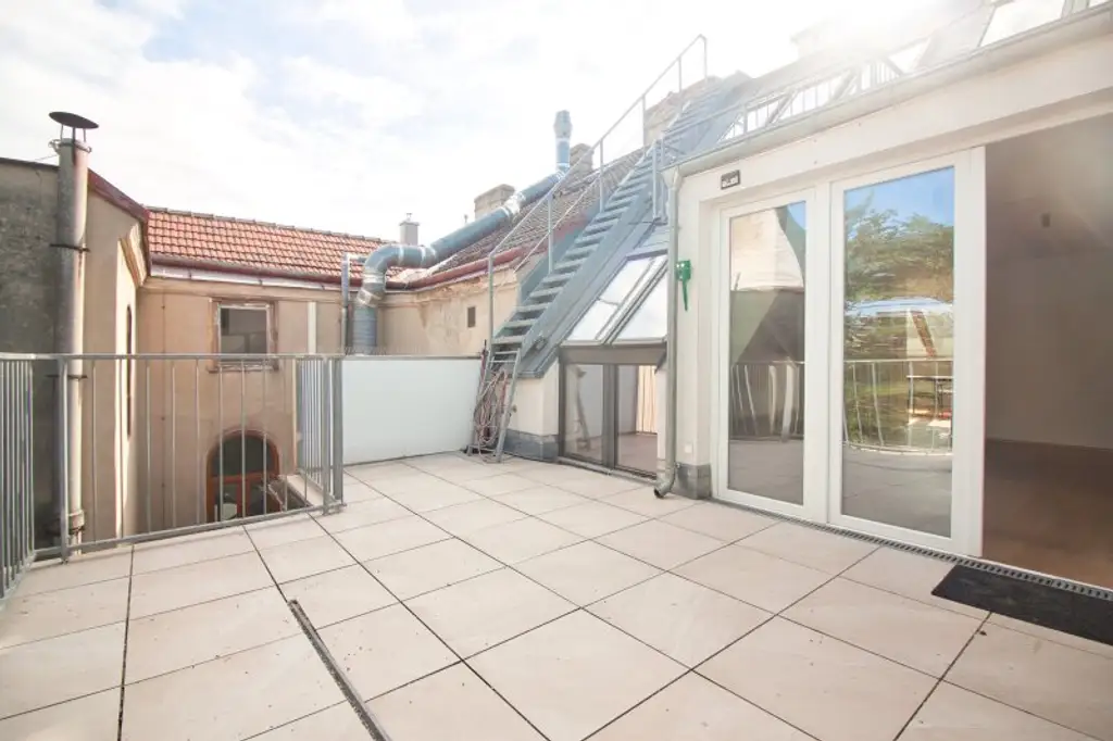 Helle, großzügige Maisonette-Wohnung mit 2 Bädern | ~ 20 m² große, private Terrasse direkt auf Wohnebene | Nahe Elterleinplatz