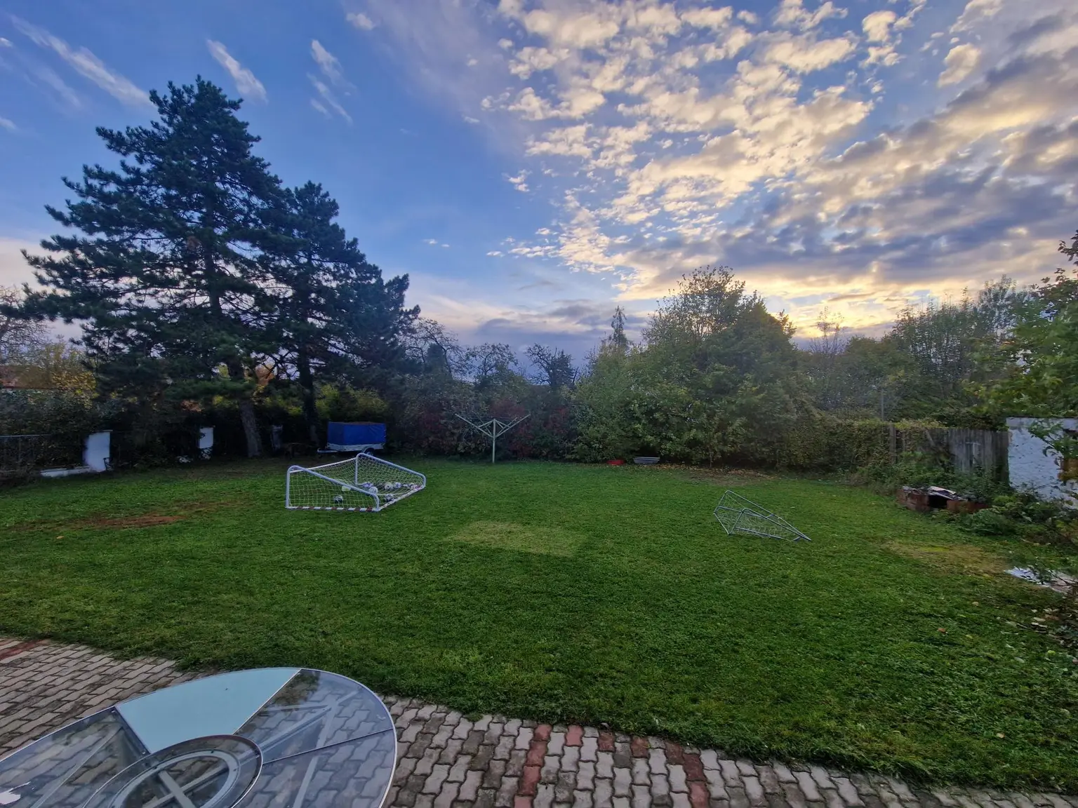 SANIERUNGSBEDÜRFTIGER BUNGALOW MIT TRAUMHAFTEM GARTEN ODER IHR BAUGRUNDSTÜCK FÜR IHR TRAUMHAUS IN ALLERBESTER WOHN- UND ZENTRUMSLAGE VON ABSDORF