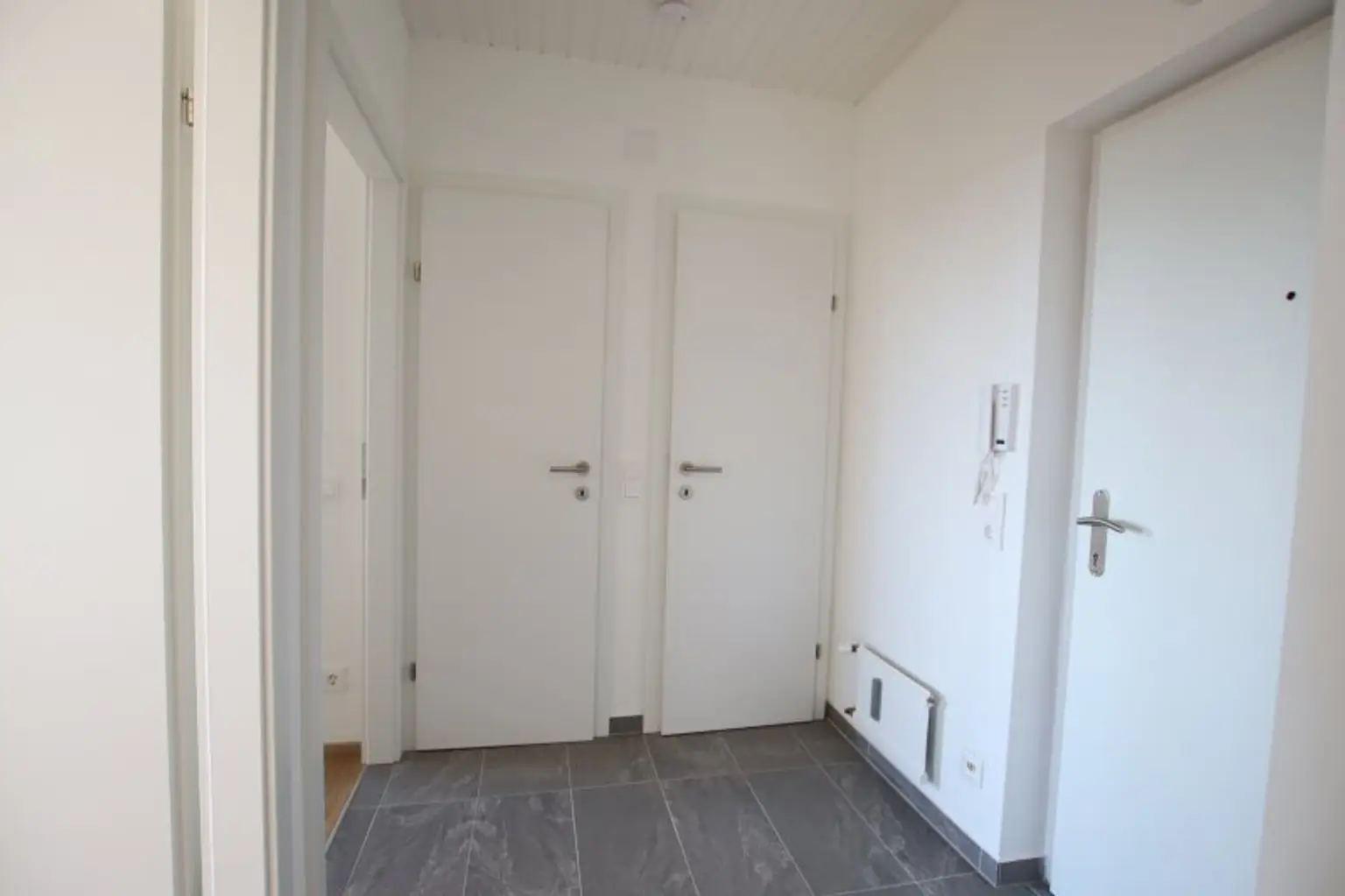 Kernsanierte und schöne 2 Zi Wohnung im 5. und letzten OG mit Garage in Klagenfurt - Karl-Landsteiner-Gasse