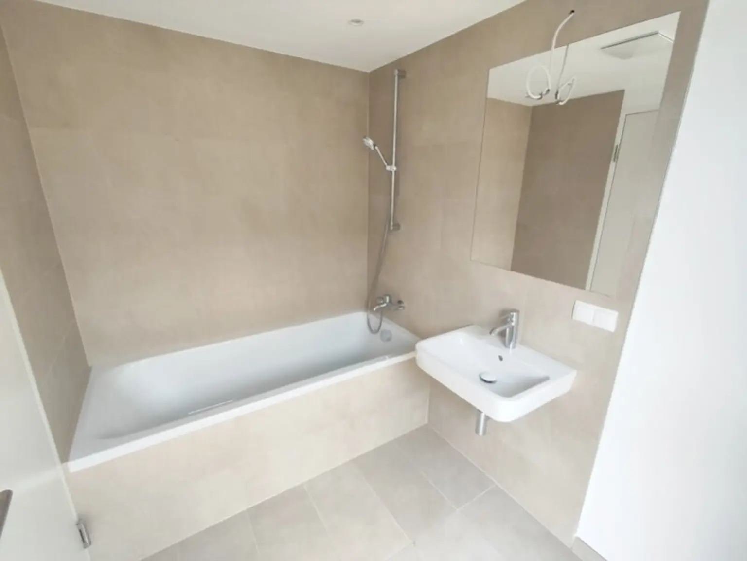 Modern wohnen in Meidling! Neubau 2-Zimmer-Erstbezug mit Balkon im 5. Liftstock - Top58