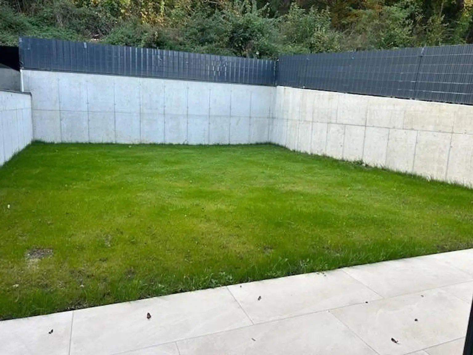 Neu gebaute Doppelhaushälfte mit großem 3fachcarport  in beliebter Siedlung