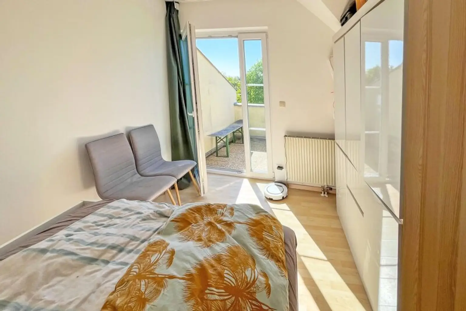 Zimmer 1_Ausgang Balkon