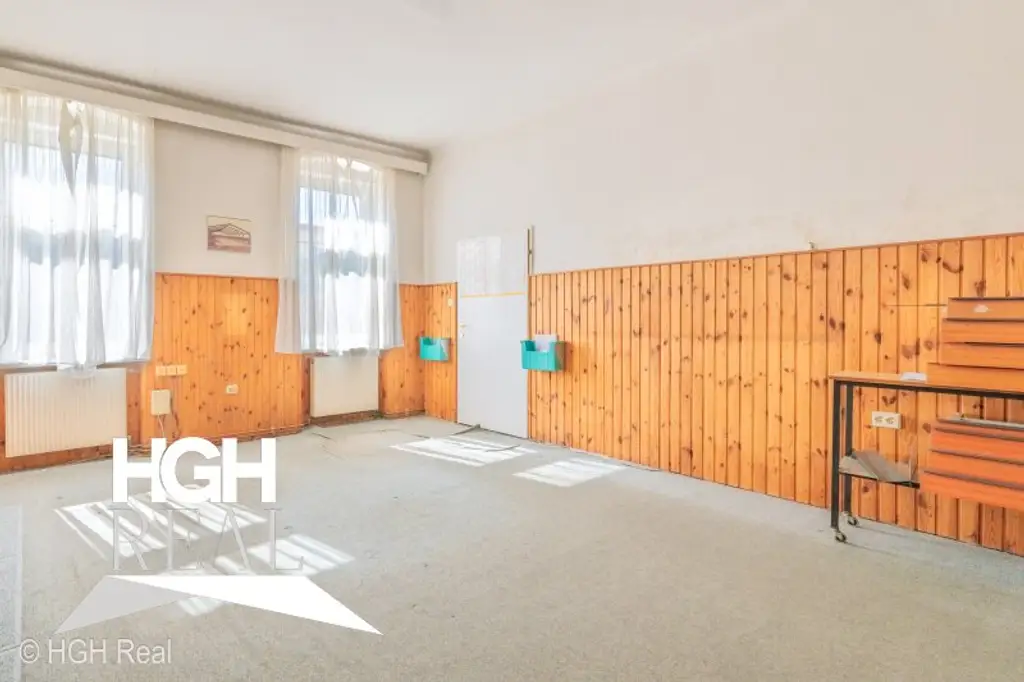 2325 Himberg Großes Grundstück mit heller beheizter HALLE, Außenfläche und bestandsfreiem Mehrparteienhaus mitten in Himberg