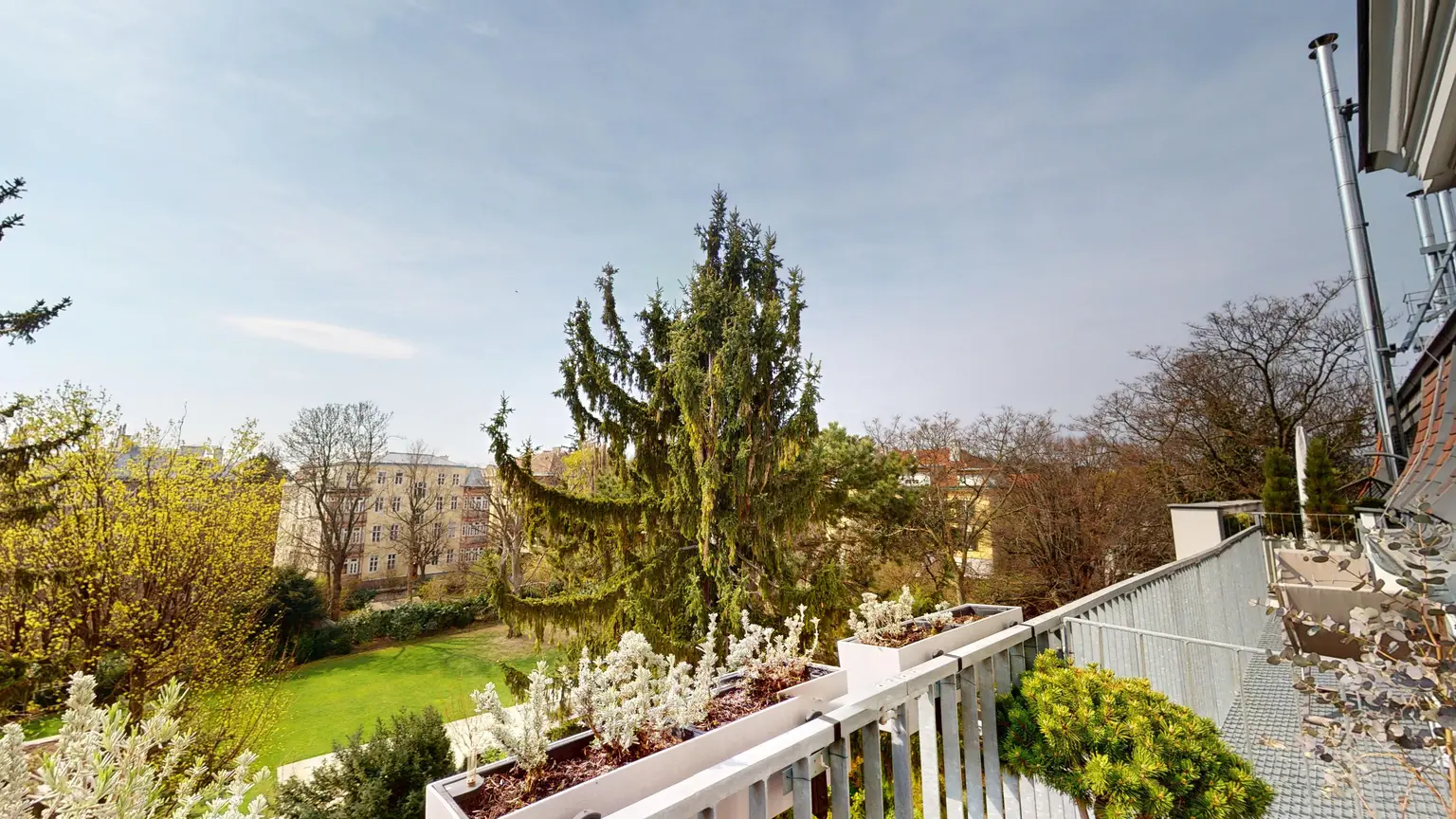 Cottageviertel I Traumhafte Dachwohnung im Jugendstil-Palais I Garagenplatz