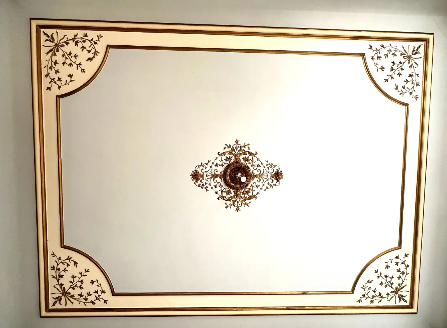 Prunkvolle 6-Zimmer Wohnung im repräsentativen Haus / Impressive 6-room-apartment in a representative building