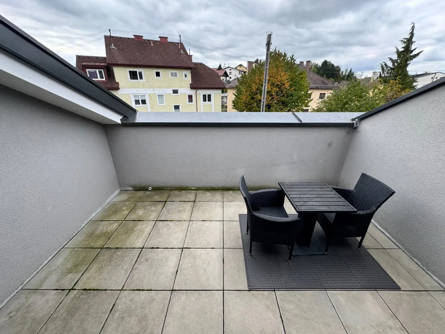 Moderne Reihenhausvilla mit Studio im DG und XXL-Dachterrasse, Carport und KFZ-Abstellplatz in Zentrumsnähe von Vöcklabruck